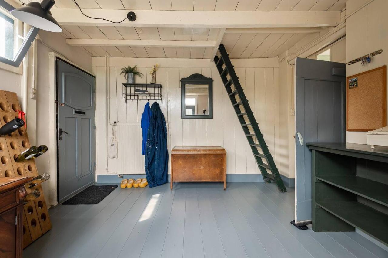 Private Characteristic Farmhouse Near The Lake Andijk Exterior photo